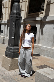 Modelo en la calle luciendo el pantalón gris oversize de Waenn con camiseta blanca, fotografía editorial de estilo urbano