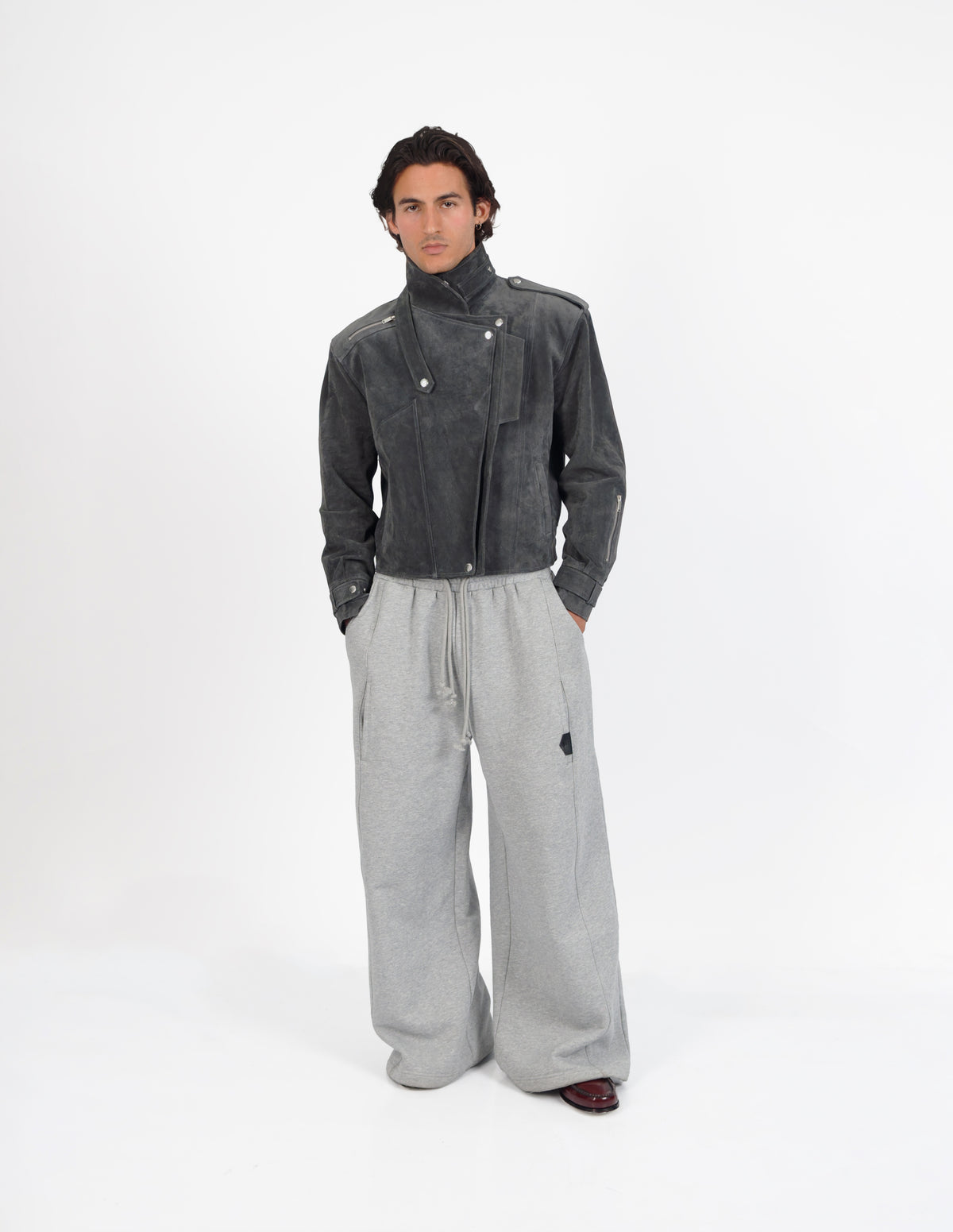 Pantalón gris de pernera ancha y corte amplio, ideal para un look editorial contemporáneo.