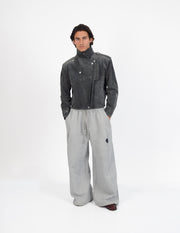 Pantalón gris de pernera ancha y corte amplio, ideal para un look editorial contemporáneo.