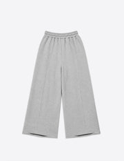 Vista trasera del pantalón gris oversize de pernera ancha.