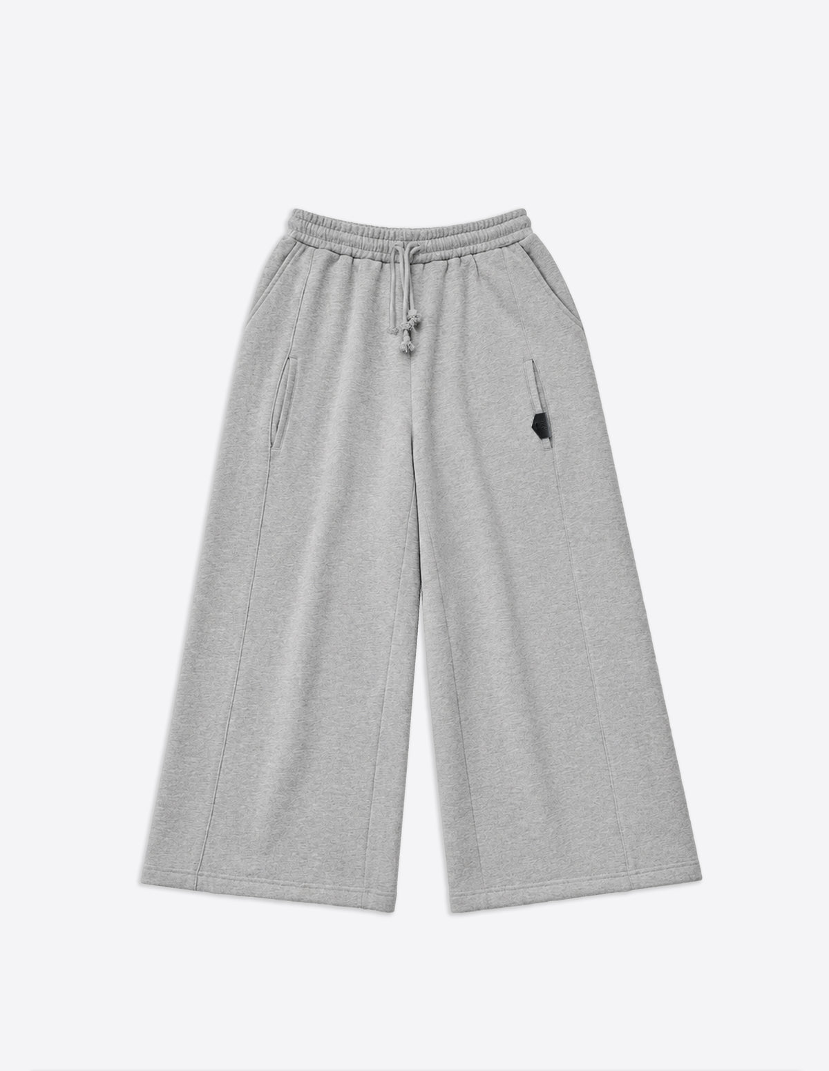 Pantalón gris de corte oversize y pernera ancha. Con silueta fluida, talle cómodo y acabados prémium de inspiración streetwear. Edición limitada.