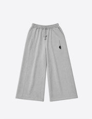 Pantalón gris de corte oversize y pernera ancha. Con silueta fluida, talle cómodo y acabados prémium de inspiración streetwear. Edición limitada.