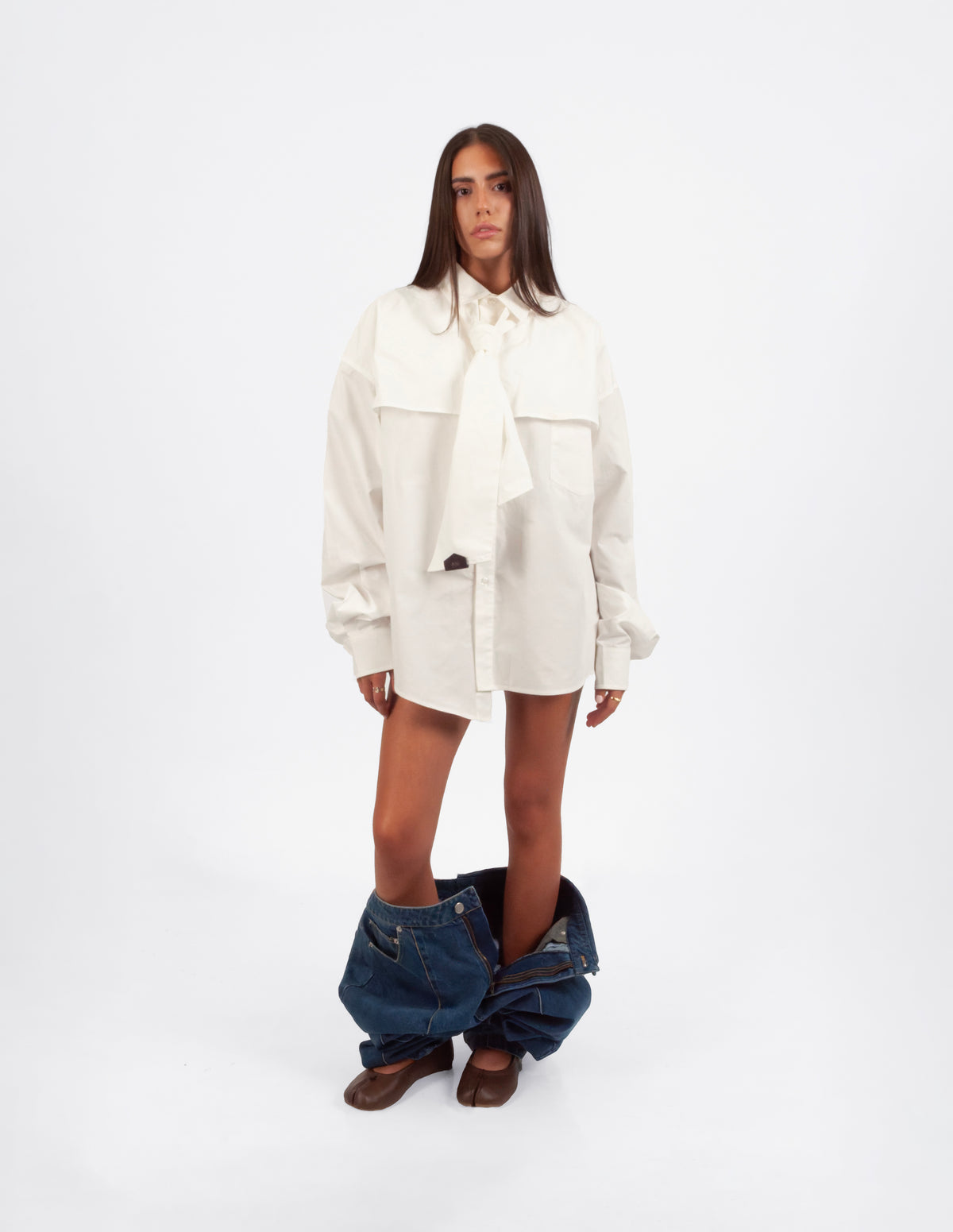 Camisa blanca oversize de algodón 100% con corbata integrada en modelo  chica vista frontal.