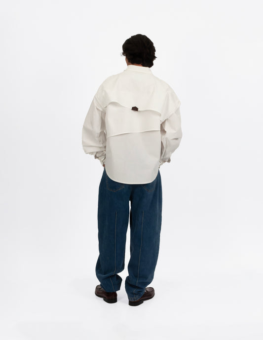 Camisa oversize blanca de algodón en hombre, vista de espalda con canesú posterior.