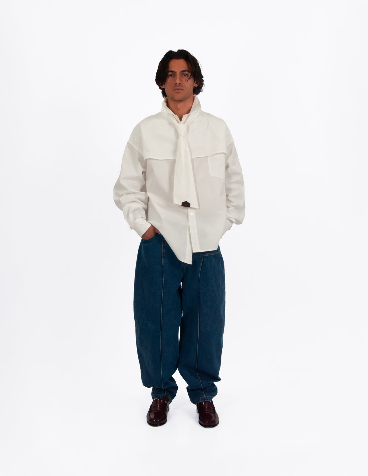 Camisa blanca oversize de algodón 100% con corbata integrada en modelo vista frontal.