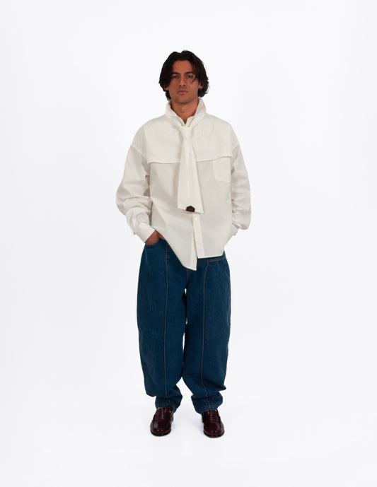 Camisa blanca oversize de algodón 100% con corbata integrada en modelo vista frontal.