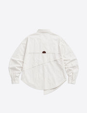 Camisa blanca oversize de algodón 100%, con patch logo en vista trasera.