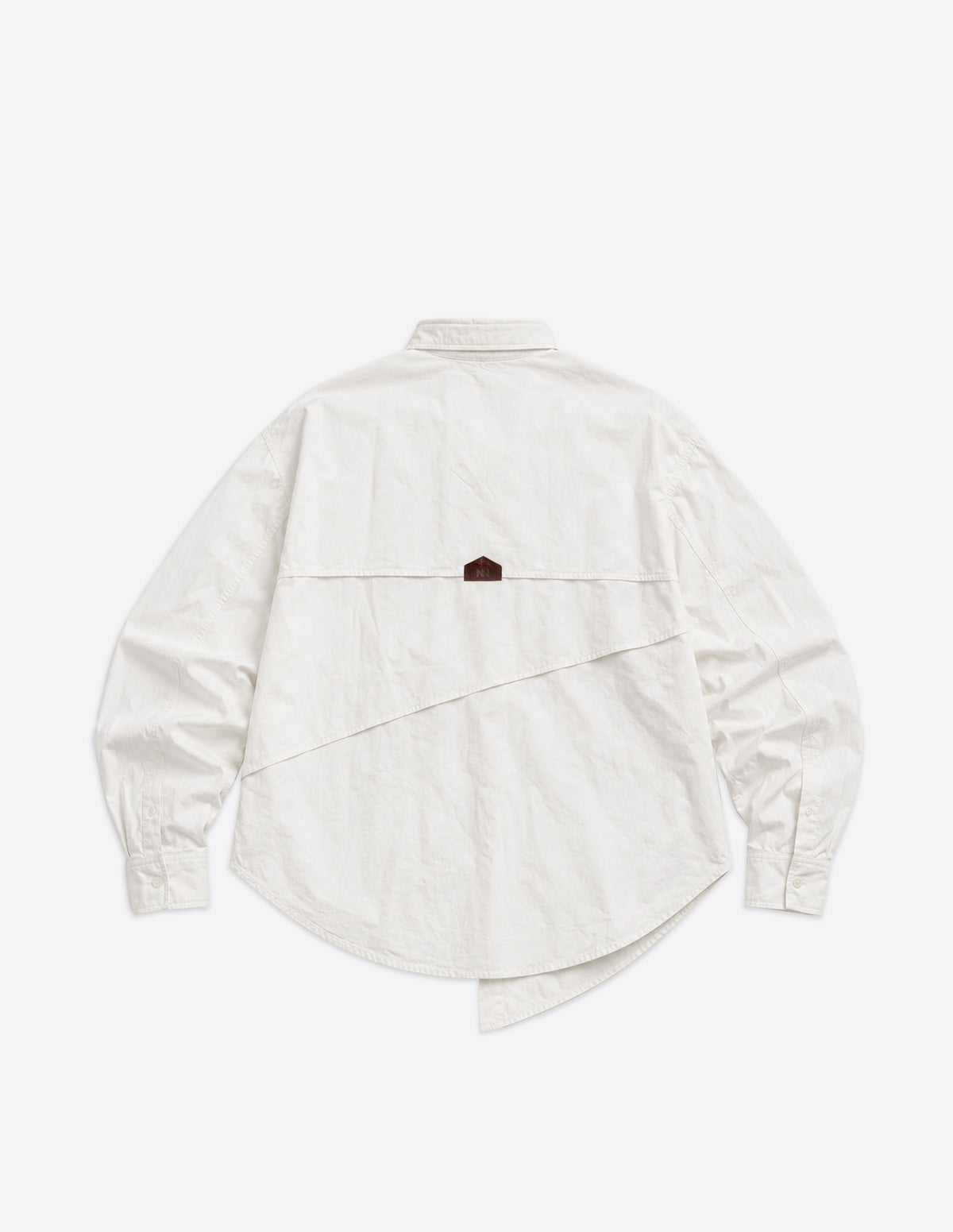 Camisa blanca oversize de algodón 100%, con patch logo en vista trasera.