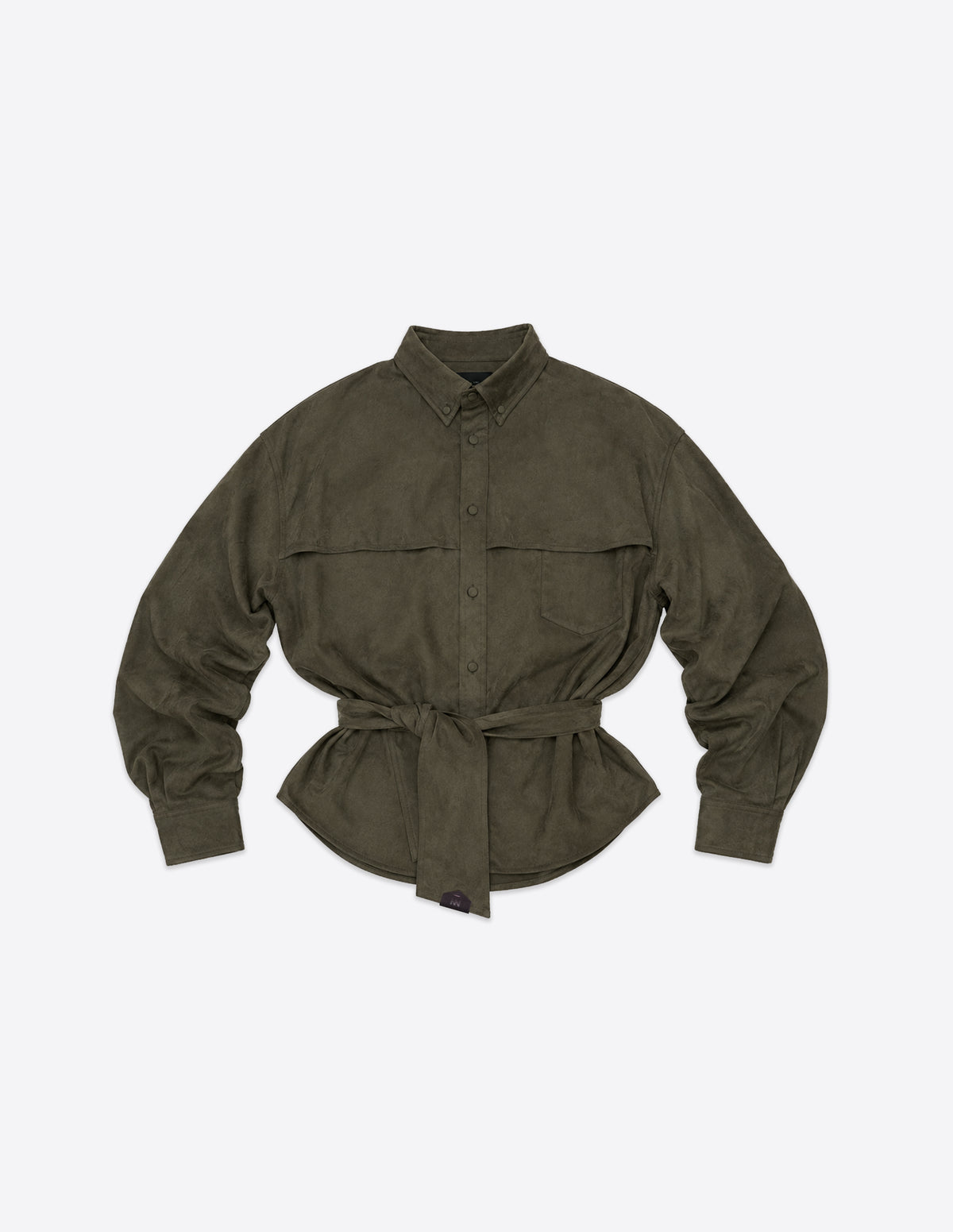 Camisa oversize caqui efecto ante con fular anudado en la cintura.