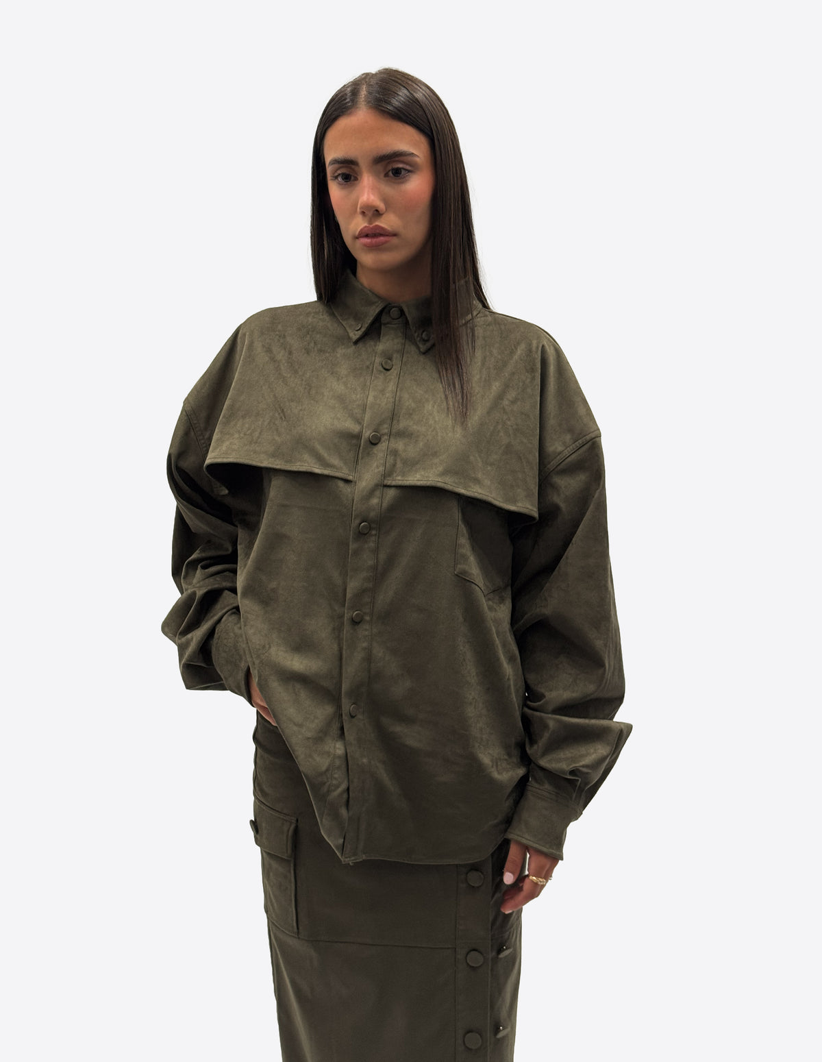 Camisa oversize caqui efecto ante en plano medio frontal sobre modelo.