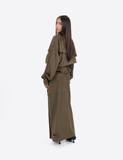 Camisa oversize caqui efecto ante con doble canesú en modelo vista trasera.