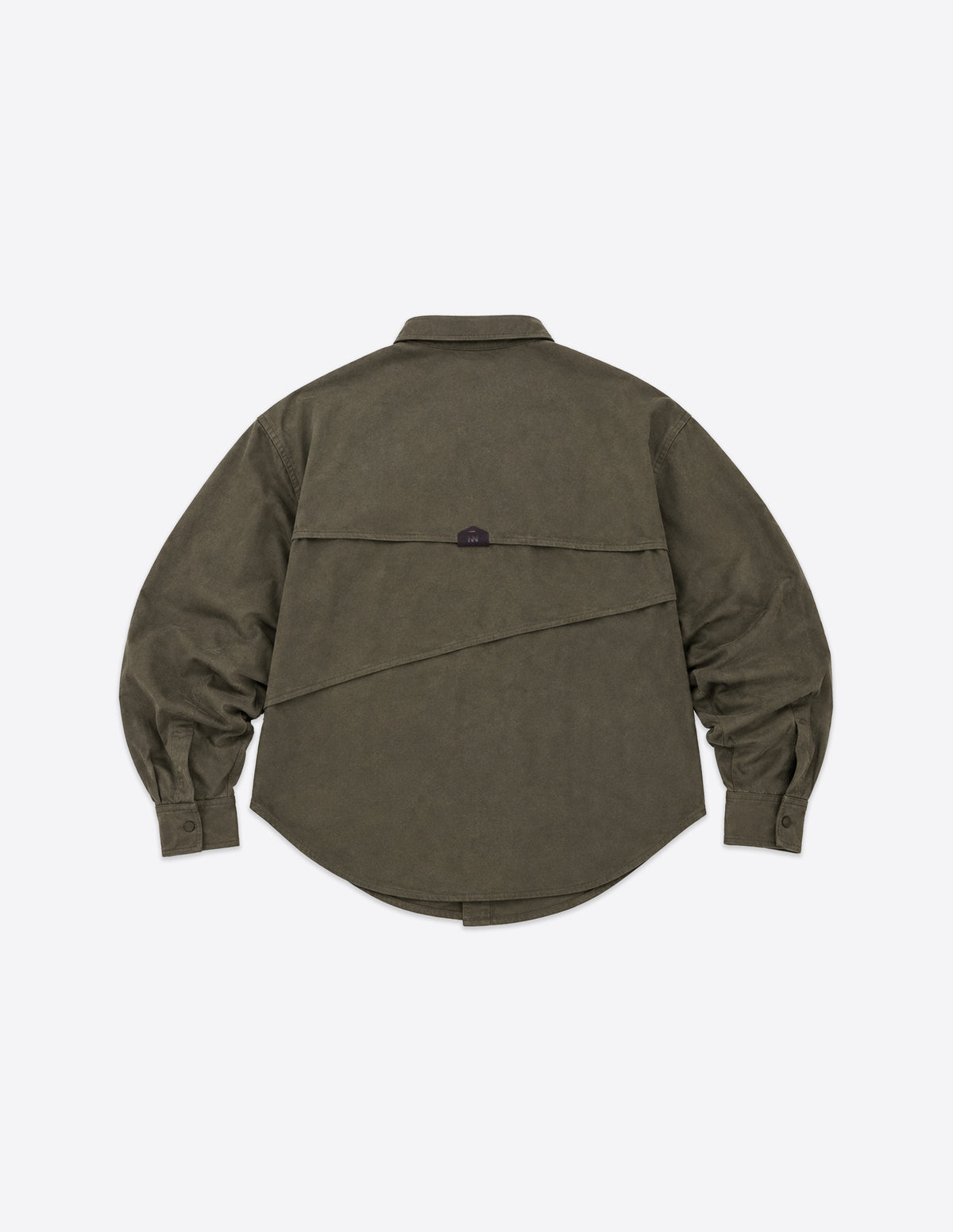 Camisa oversize caqui efecto ante con doble canesú asimétrico en vista trasera.