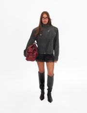 Chaqueta biker de piel oversize unisex oscura, vista de frente