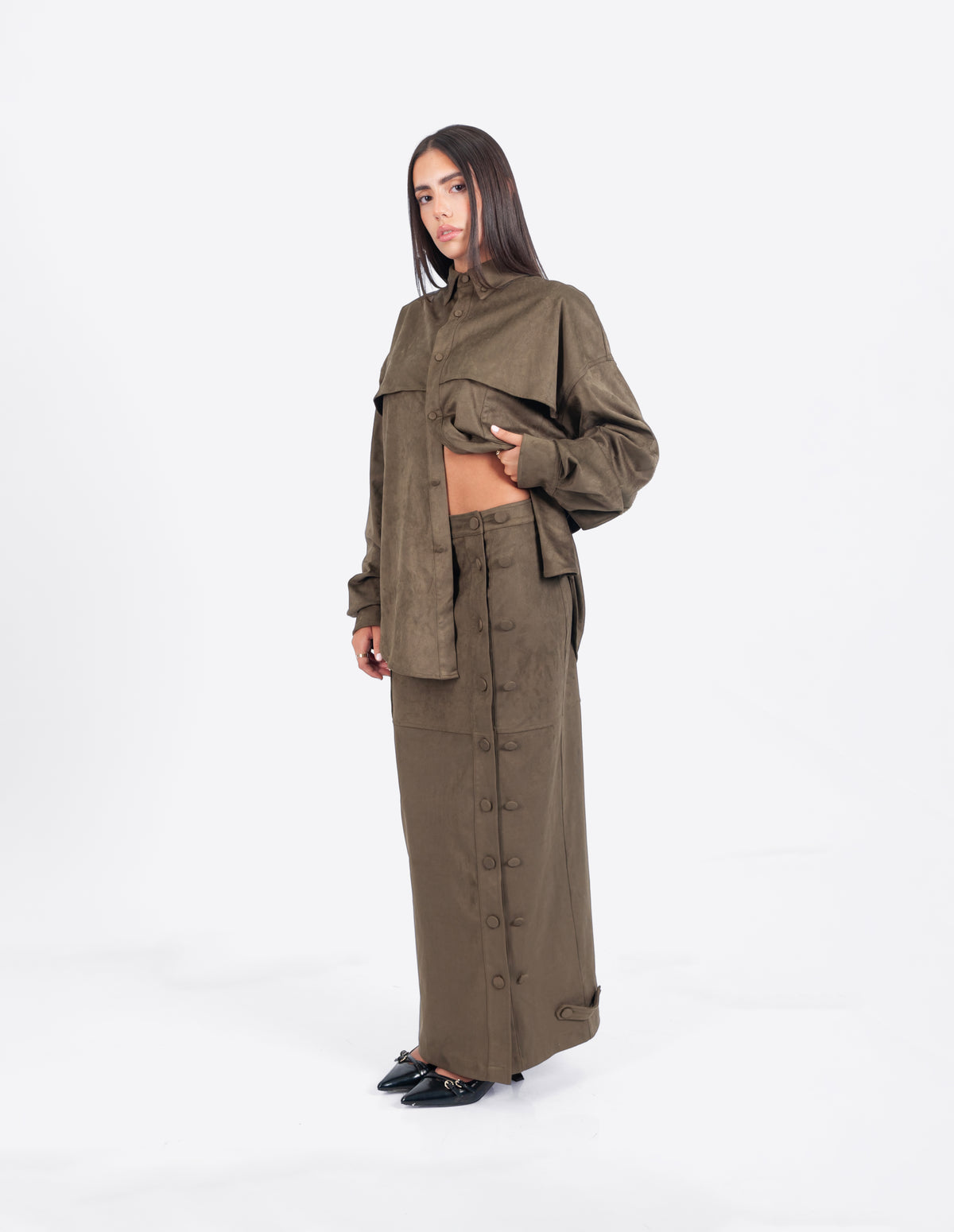 Conjunto de camisa oversize y falda maxi caqui efecto ante en modelo vista de tres cuartos.
