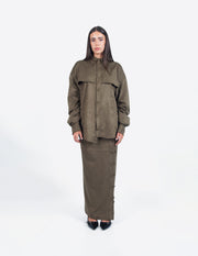 Conjunto de camisa oversize y falda maxi caqui efecto ante en modelo vista frontal.