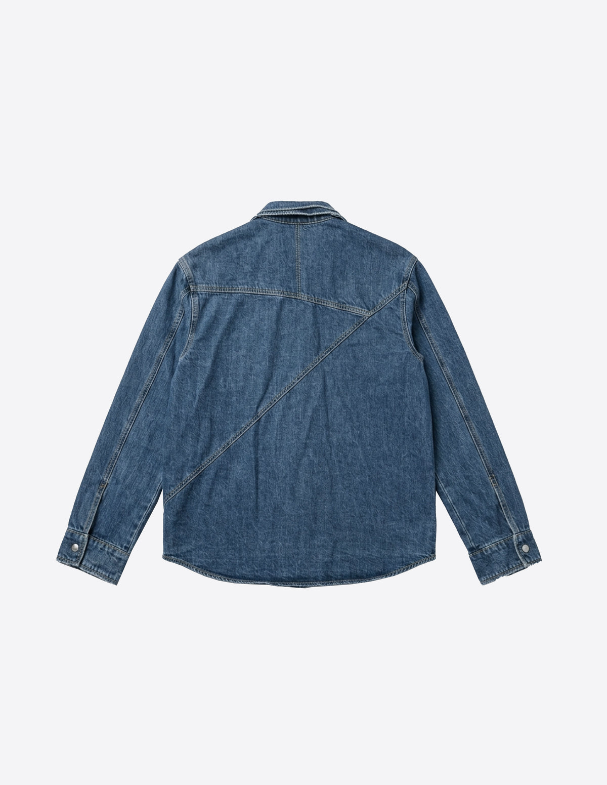 Sobrecamisa denim oversize de algodón 100% vista trasera, con costuras diagonales y acabado estructurado.