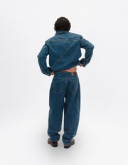 Sobrecamisa denim oversize de algodón 100% en modelo, vista trasera.