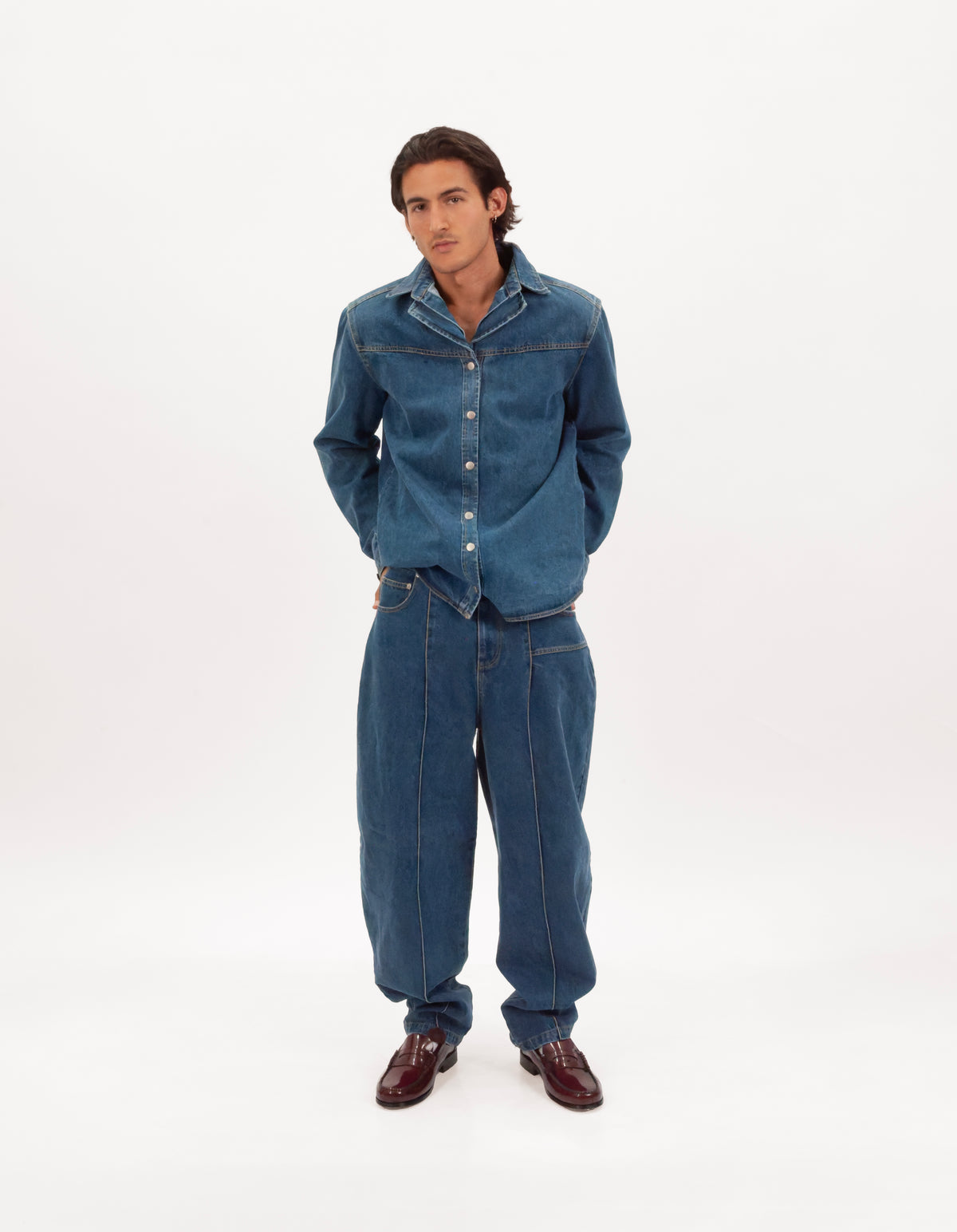 Sobrecamisa denim oversize de algodón 100% en modelo, vista frontal.