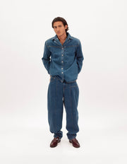Sobrecamisa denim oversize de algodón 100% en modelo, vista frontal.