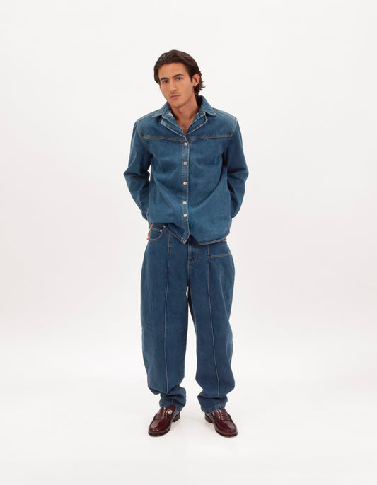 Sobrecamisa denim oversize de algodón 100% en modelo, vista frontal.
