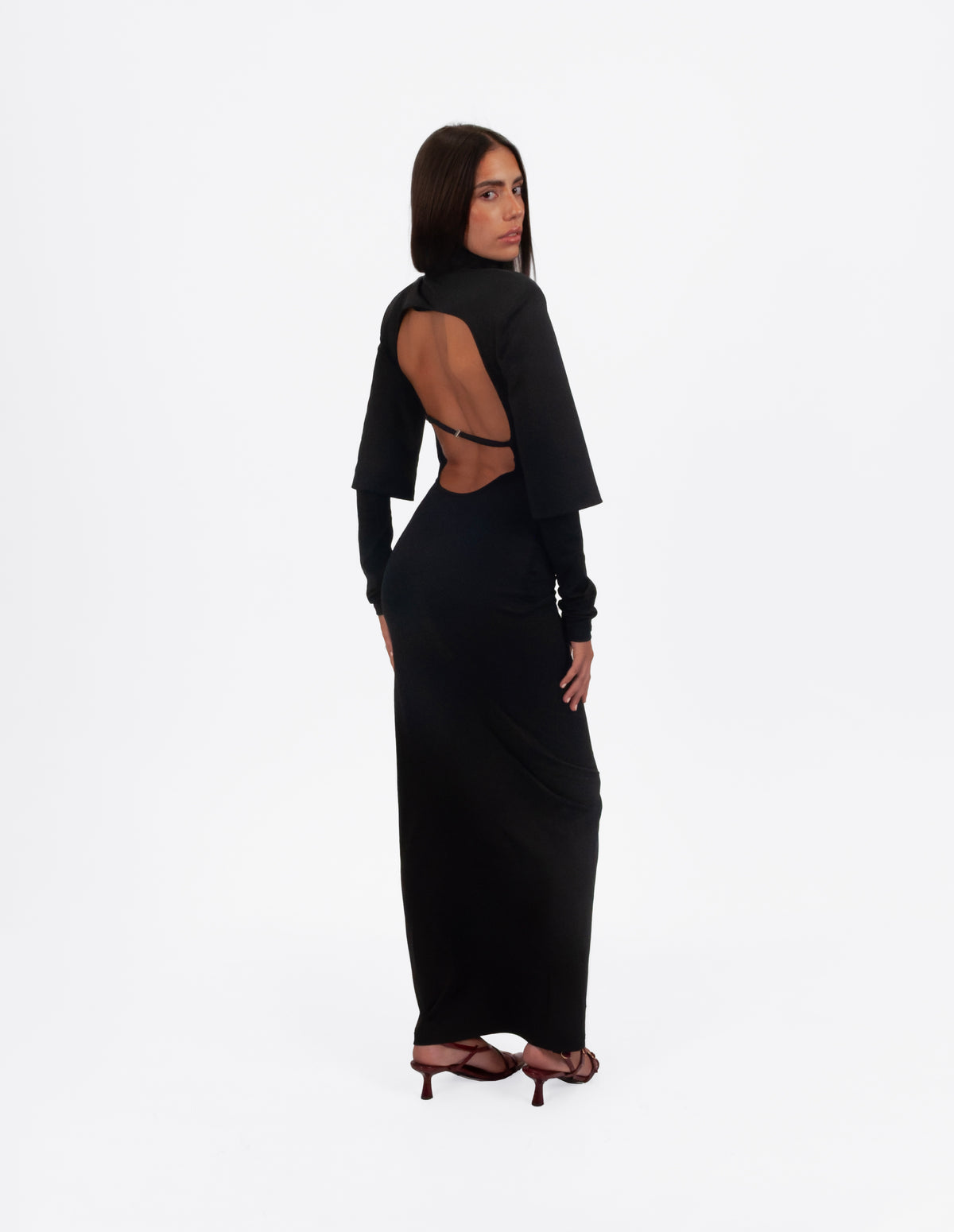 Vestido largo negro ajustado de WAENN con espalda descubierta y detalle de abertura