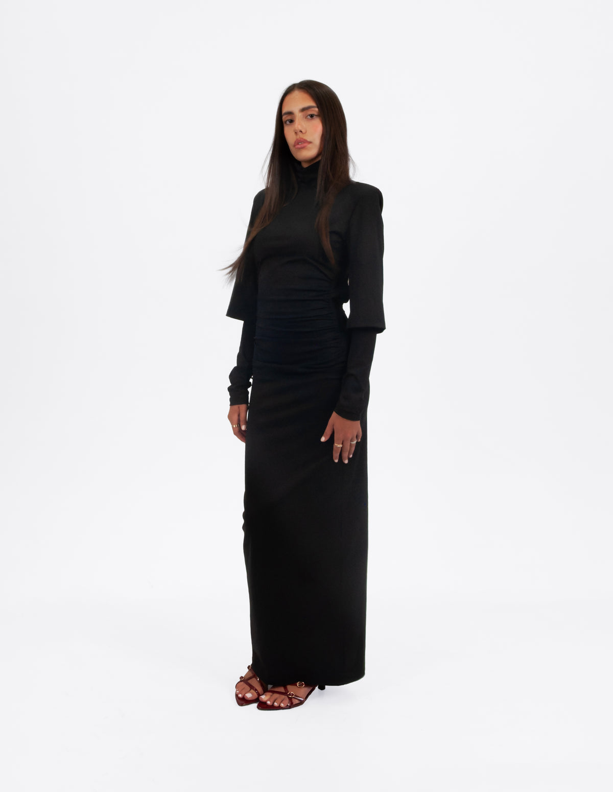 Vestido largo negro ajustado de WAENN con hombros estructurados y fruncidos, vista frontal