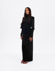 Vestido largo negro ajustado de WAENN con hombros estructurados y fruncidos, vista frontal