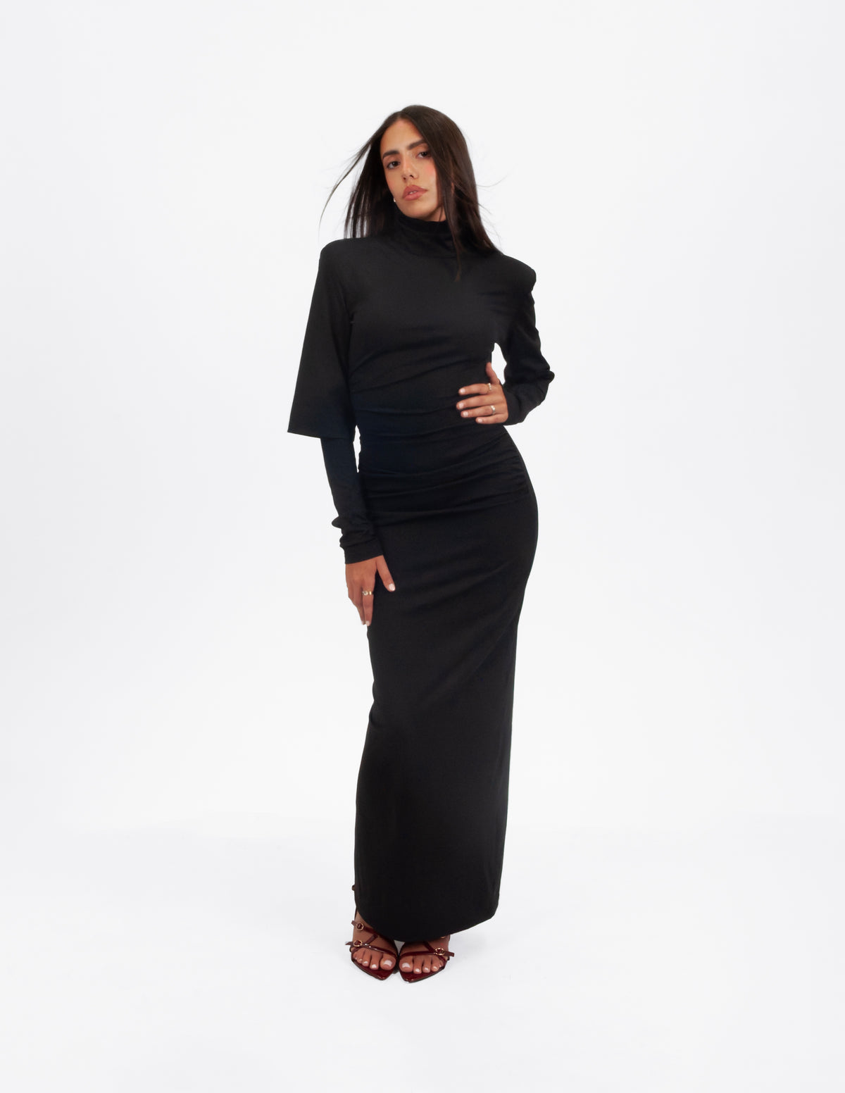 Vestido largo negro ajustado de WAENN, con hombros estructurados y fruncidos estratégicos, vista frontal
