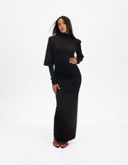 Vestido largo negro ajustado de WAENN, con hombros estructurados y fruncidos estratégicos, vista frontal