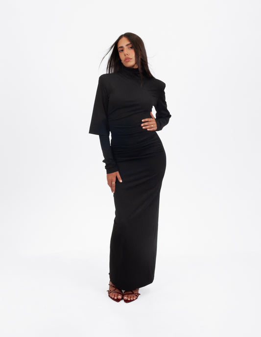 Vestido largo negro ajustado de WAENN, con hombros estructurados y fruncidos estratégicos, vista frontal