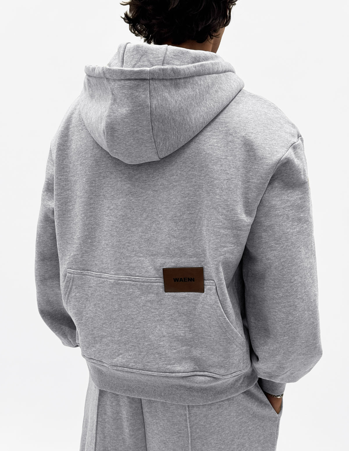 The Signature Hoodie, sudadera oversize unisex gris de WAENN, vista de espalda